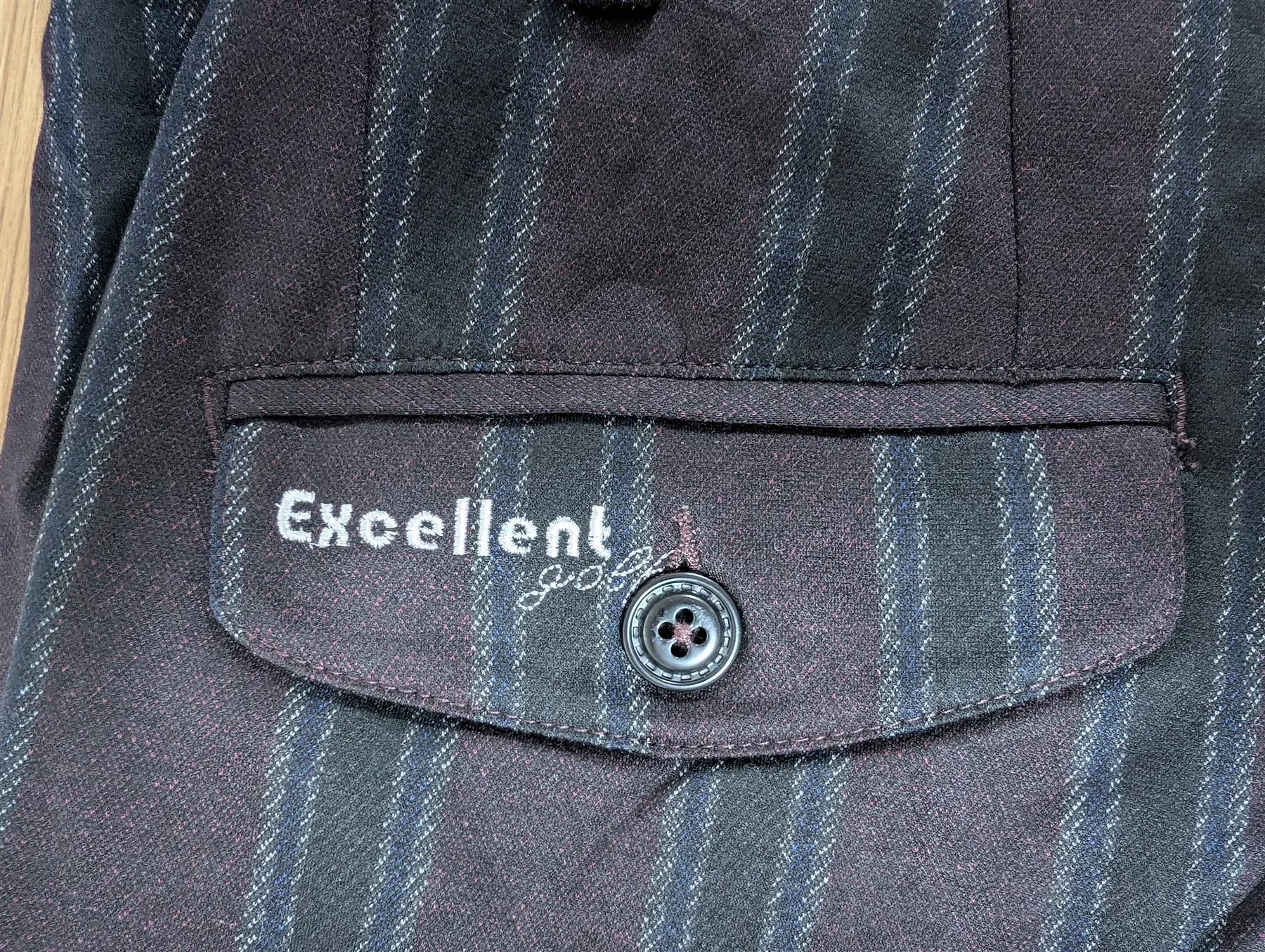 ポケット部分に刺繍されたExcellent golfのブランド名