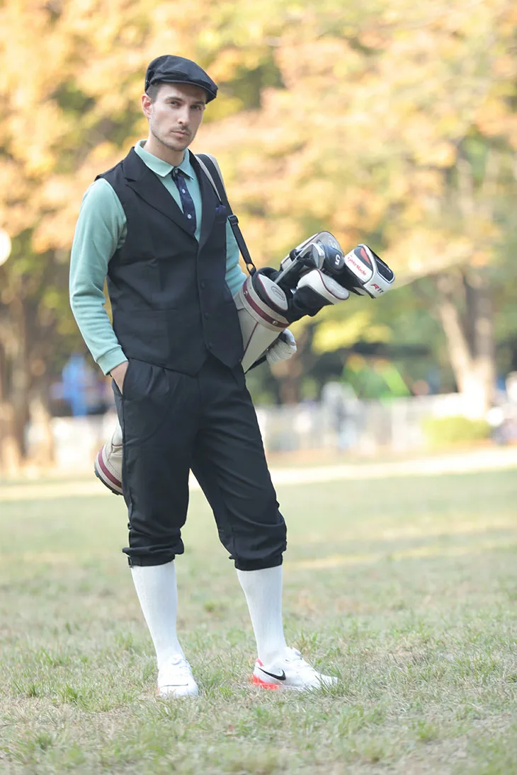 屋外でExcellent golfのブラックコーディネートを着用する男性