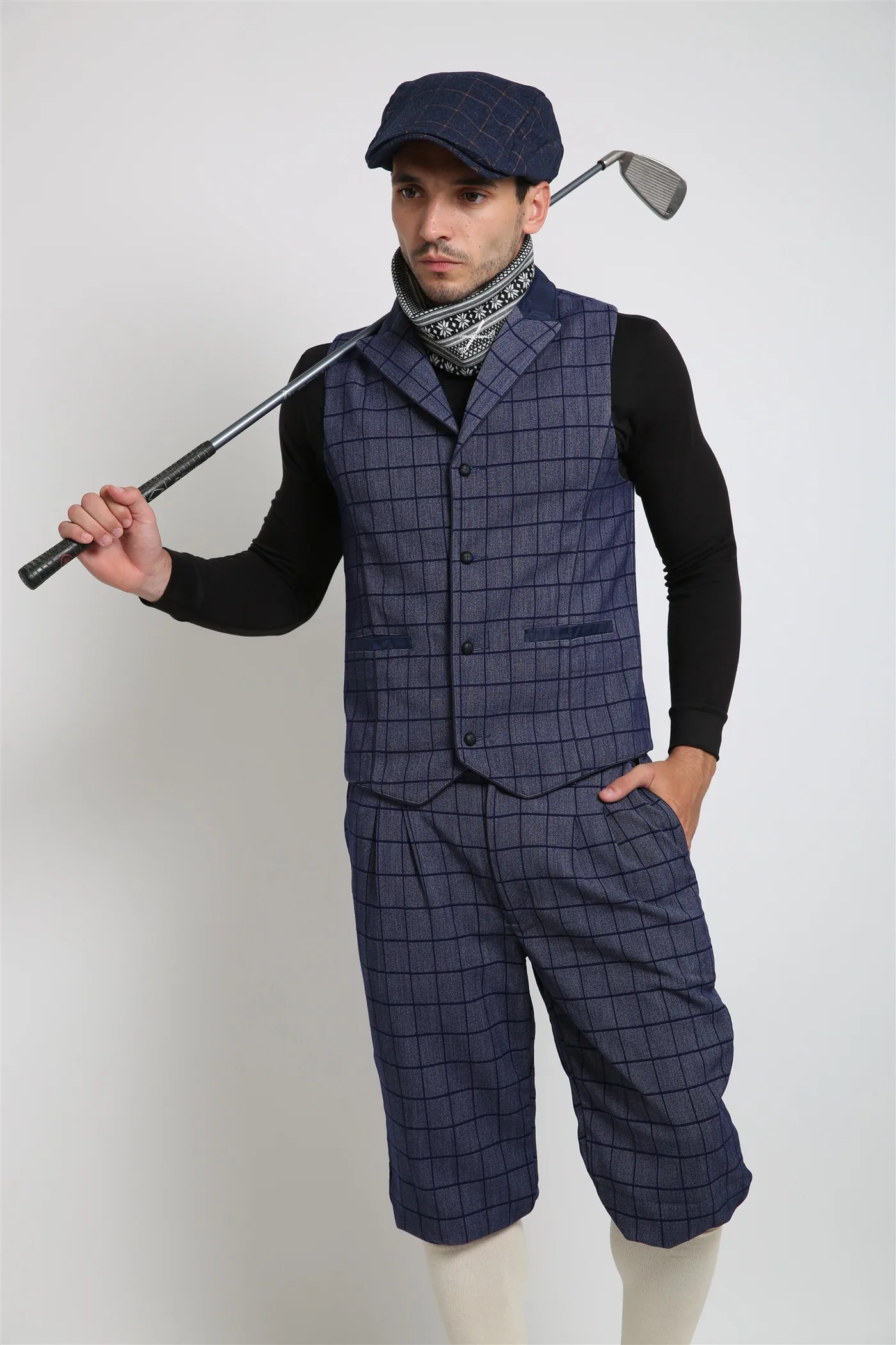 Excellent golfのネイビーチェックベストとパンツを使ったメンズコーディネート