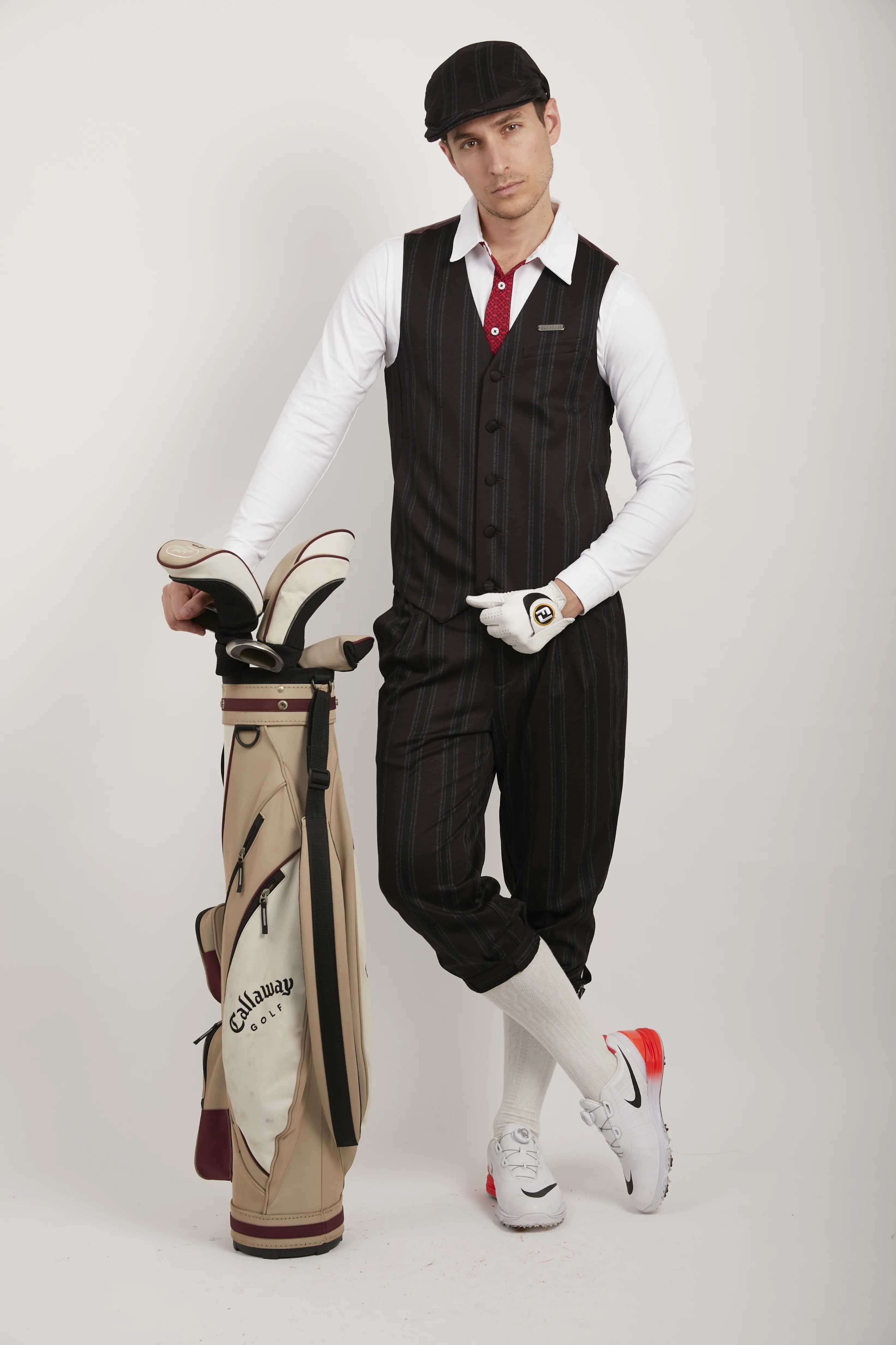 Excellent golfのブラックストライプベストとパンツを使ったメンズコーディネート